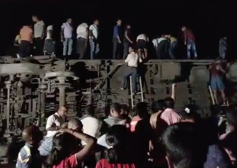 Operação de resgate vira 'coleta de corpos' após acidente histórico de trens na Índia