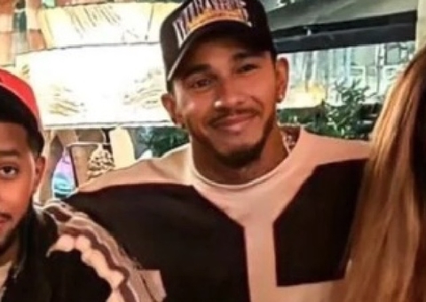 Tá rolando? Shakira e Lewis Hamilton surgem juntinhos em foto durante jantar