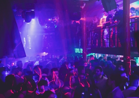 Cliente agredida ao sair de casa noturna deverá ser indenizada