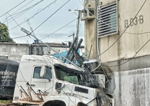 Bairro fica sem energia após carreta derrubar poste e invadir casa em Manaus