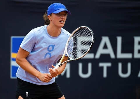 Adversária abandona, e Iga avança às quartas em Roland Garros em 31 minutos