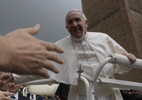 Papa Francisco volta ser internado