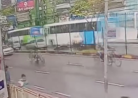 Vídeo mostra momento em que ônibus passa por cima de mulher em Manaus