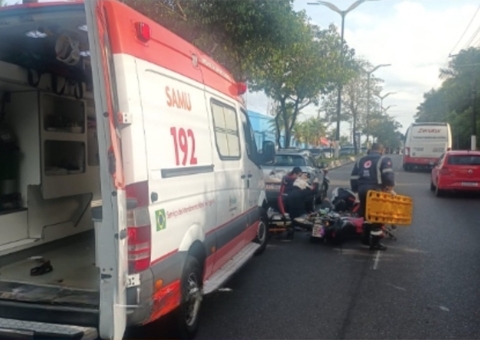 Dois acidentes em poucos minutos deixam trânsito parado em avenida de Manaus