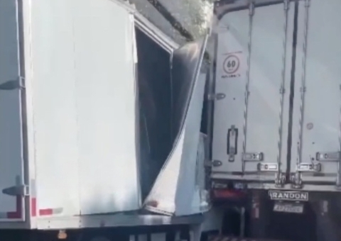 Caminhões se chocam em acidente em avenida de Manaus