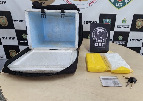 Motoboy suspeito de fazer delivery de drogas em Manaus é preso após bater em viatura 