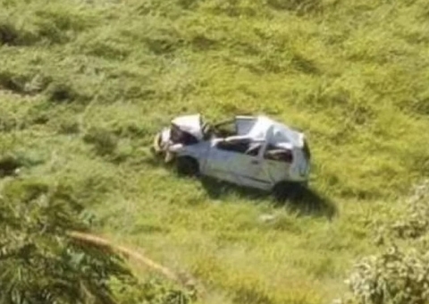 Homem é preso após prender namorada pelo cinto e jogar carro de precipício