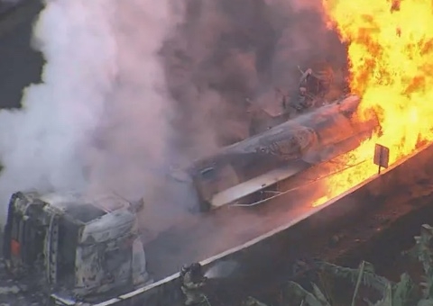 Motorista morre após caminhão de combustível explodir ao tombar em avenida 