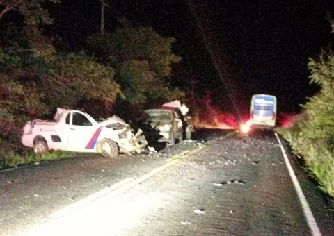 Ônibus e ambulância batem de frente e três morrem em acidente