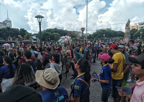 Multidão aguarda início da Marcha para Jesus no Centro de Manaus; veja fotos