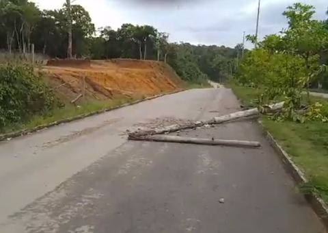 Carro derruba poste em acidente e motorista foge em Manaus