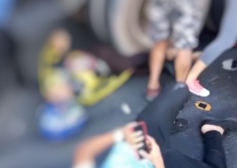 Motociclista fica preso em roda de carreta em acidente em Manaus; vídeo