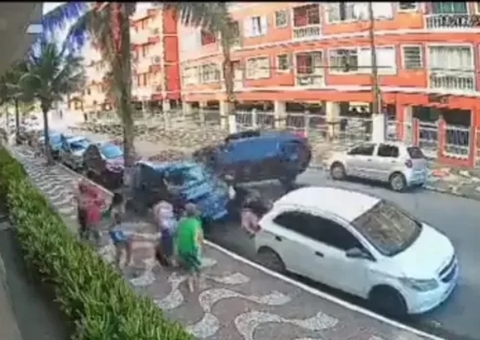 Homem persegue e atropela suspeitos de roubar óculos; veja vídeo
