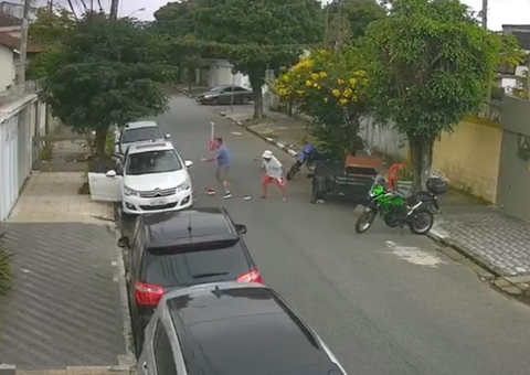 Homem evita roubo de veículo dando bengaladas em assaltantes; vídeo