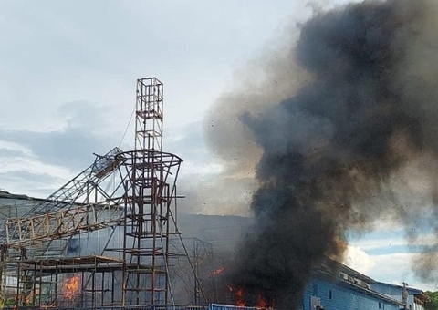 Incêndio de grandes proporções atinge galpão de alegorias do Caprichoso