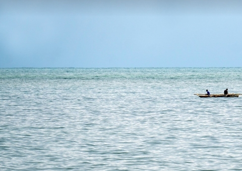 Barco que voltava de casamento afunda e mata mais de 100