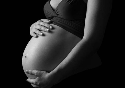 Mulher ‘contrabandeia’ esperma do marido preso e dá à luz a quadrigêmeos