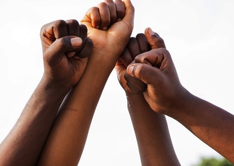 Homem é condenado após comentários racistas contra africano morto em acidente de trânsito