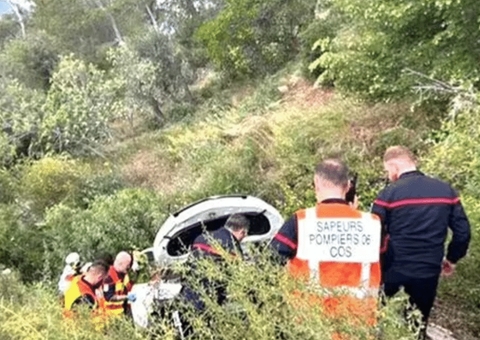 Após acidente, idosa de 70 anos fica presa em carro pendurado em penhasco
