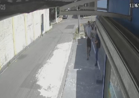 Vídeo: Professor é ameaçado de morte na frente de escola durante assalto em Manaus