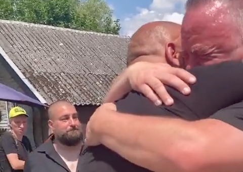 Homem finge que morreu e surge de helicóptero no próprio velório; vídeo