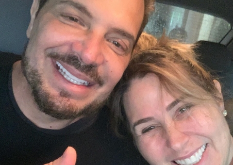 Com câncer no reto, cantor Conrado celebra início da quimioterapia