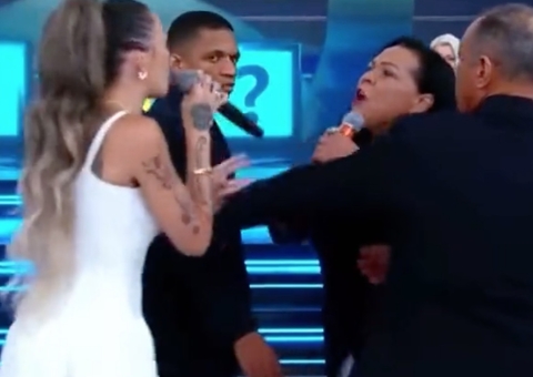 Mãe e filha quase saem no tapa durante programa do Ratinho; vídeo