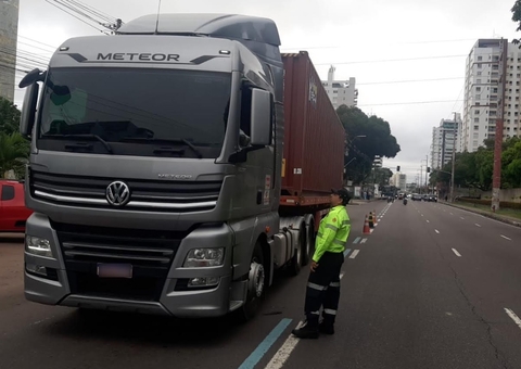 Fiscalização flagra 12 caminhões trafegando ilegalmente em avenida de Manaus