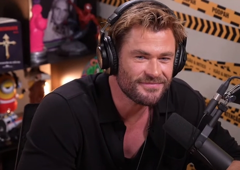 No Brasil, Chris Hemsworth participa do PodPah, toma açaí e prepara pão australiano