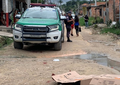 Homem é retirado à força de casa e assassinado a facadas em rua de Manaus