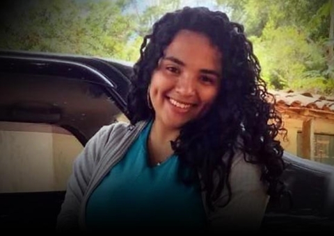 Adolescente morre eletrocutada ao tocar fio desencapado de carregador de celular