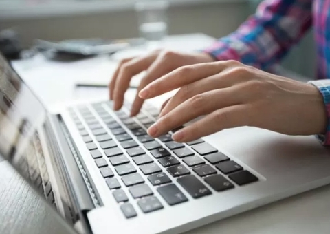 Mulher é condenada após ofender ex-marido e atual em rede social