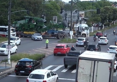 Trecho da Max Teixeira é interditado após caminhão arrancar fios de semáforo; veja rotas