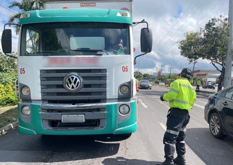 Operação ‘Carga Pesada’ flagra 37 veículos irregulares em vias de Manaus