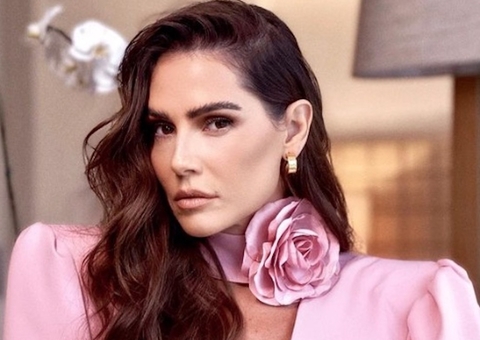 Deborah Secco desabafa sobre alopécia, doença que faz o cabelo cair: 'cheguei a tatuar o couro cabeludo'
