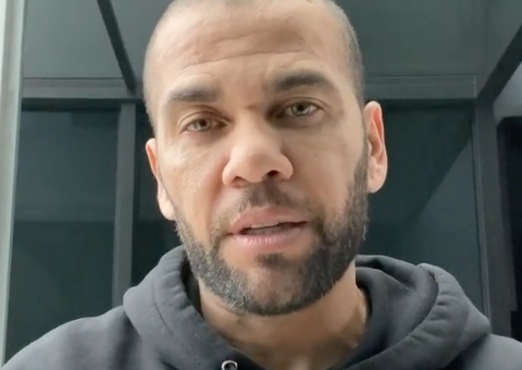Daniel Alves concede primeira entrevista após acusação de estupro: ‘eu a perdoo’