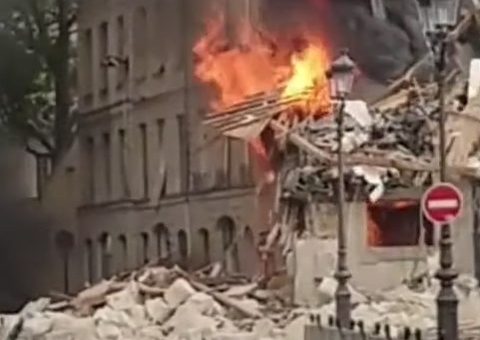 Prédios pegam fogo após explosão de gás em Paris; há 16 feridos
