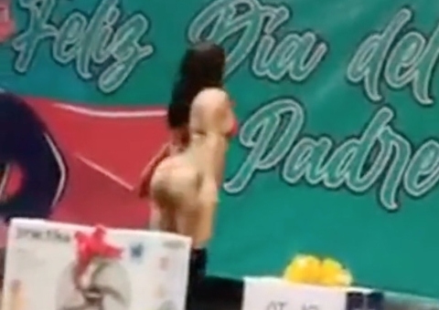 Prefeito causa polêmica ao contratar strippers para festa de Dia dos Pais