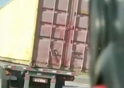 Vídeo flagra momento exato que contêiner tomba em avenida de Manaus