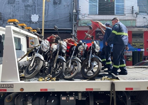Carros e motos são guinchados durante operação no Centro de Manaus