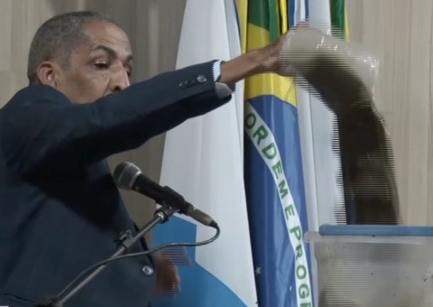 Vereador vira balde de esgoto em plenário em protesto contra falta de saneamento; veja vídeo