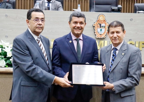 Deputado Dan Câmara recebe título de cidadão de Manaus