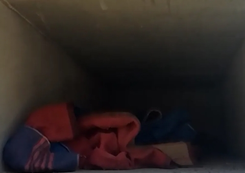 'Não tenho para onde ir', diz homem que morava em gaveta de cemitério