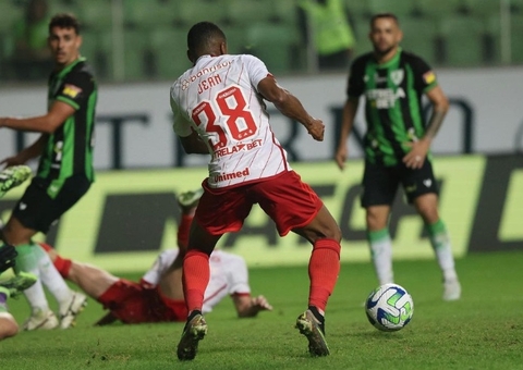 Internacional vence América-MG de virada e entra no G6 do Brasileirão