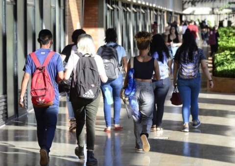 Reajustes das mensalidades deixam estudantes sem opção; entenda