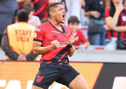 Vitor Roque assume vice-artilharia da Série A pelo Athletico