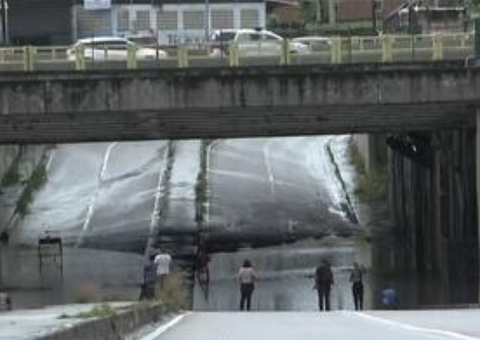 Ciclista morre ao passar por passagem subterrânea alagada