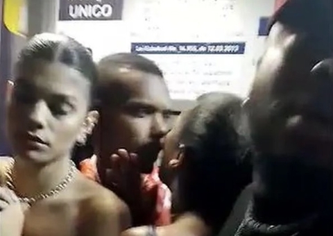 Vídeo: jogadores do Santos são intimidados por torcedores após saírem de festa