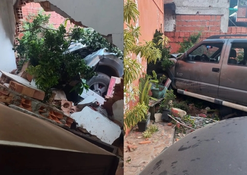 Desgovernado, carro com turistas invade casa em Parintins
