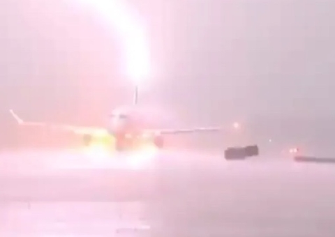 Raio atinge avião da Embraer com passageiros durante tempestade; vídeo